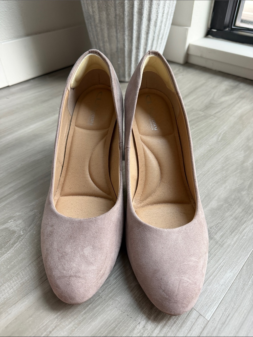 Size 10 CL by Laundry Tan Suede Round-Toe closed toe Pumps